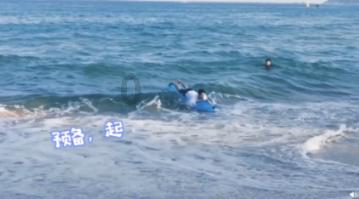 抖音上我关注了一个好友，我们彼此互相关注了，不知道怎么回事，我抖音上会自动取消关注对方。求解游戏画面